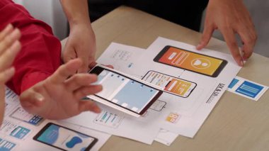 Mobil uygulama ya da web sitesi için kullanıcı arayüzü prototipi planlayan şirket çalışanlarının panorama videosu. UX UI tasarım beyin fırtınası kullanıcı dostu arayüz planı tasarlıyor. Sinerjik