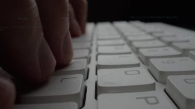 Bilgisayar klavyesine yazı yazan ellerin yakın plan görüntüsü, programlama kodlarının örtülerini gösteren ve teknoloji ve dijital kavramları temsil eden soyut veri görselleri. Xenic