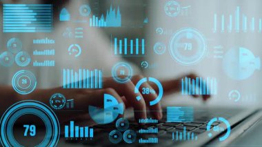 Modern teknoloji ve iş anlayışını temsil eden canlı dijital veri görselleştirmeleri ve analitik örtüleri olan bir dizüstü bilgisayarda yazı yazan bir kişinin yakın çekim görüntüsü. Xenic