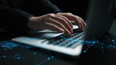 Modern teknoloji ve iş analizlerini yaratıcı bir çalışma alanında temsil eden dijital veri görselleri ve grafiklerle çevrili bir dizüstü bilgisayarda yazı yazan ellerin yakın çekimi. Xenic