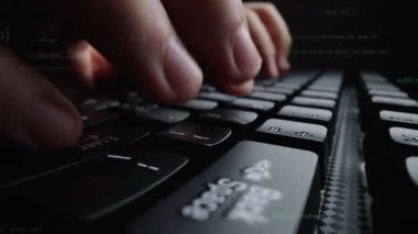 Bu resim, yazılım geliştirme ve programlamanın dinamik dünyasını temsil eden görsel entegre kod katmanları ile aktif olarak bir bilgisayar klavyesinde yazan elleri yakalar. Xenic