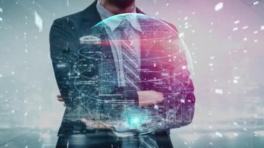 Bir işadamı, modern bir şehir ortamında küresel bağlantı ve veri güdümlü stratejileri sembolize eden bir dijital küresel küresel projeksiyonla kendinden emin bir şekilde ayakta duruyor. Xenic