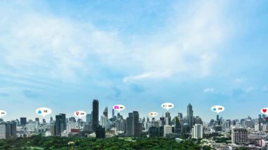 Sosyal medya simgeleri, sosyal ağ uygulama platformu üzerinden insanların karşılıklı bağlantılarını gösteriyor. Çevrimiçi toplum ve sosyal medya pazarlama stratejisi kavramı .