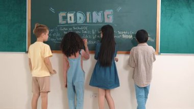 Değişik öğrenci yazılarının arka plan görüntüsü teknede hızlı yazarken, kız kendinden emin bir şekilde kollarını kavuşturarak kameraya bakıyor. Bir grup mutlu çocuk tahtayı kullanarak plan yapıyor. Pedagoji.