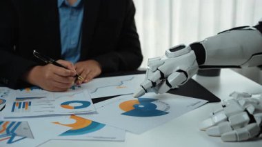 İnsan görüşünü yapay zeka analiziyle birleştirerek, bir proje grubu büyüme için yeni yollar, belirleyici bir rekabet avantajı için ince ayar önerileri ortaya çıkarıyor. Noogenesis Yapay Zeka