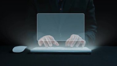 Müşteri memnuniyeti ölçümlerini ve geri bildirim simgelerini gösteren dijital ekran önünde klavyeye yazı yazan eller, modern veri odaklı iş değerlendirmesini gösteriyor. Dörtgen