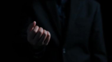 Çevre dostu ikonlar tarafından çevrelenmiş ve sürdürülebilirlik ve iklim hareketine olan bağlılığı sembolize eden net sıfır sözcüğüyle aydınlık yeşil bir küreyi tutan bir elin büyüleyici görüntüsü. Dörtgen