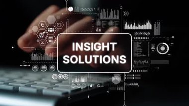 Arkaplanda Insight Çözümleri Metni ve Veri Görselleştirme Grafikleri ile Klavyede Yazan Eller. Asemptotik akıllı veri analitiği.
