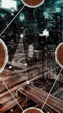 Yeni şehir yolunda gelecek araba trafiği için akıllı ulaşım teknolojisi kavramı. Sanal akıllı sistem, şehir sokaklarındaki araç verilerini birbirine bağlamak için dijital bilgi analizi yapıyor .