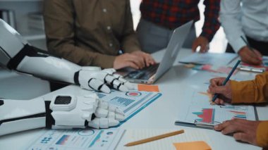 Stratejik bir toplantıdaki profesyoneller analitik için dijital bir danışmana güveniyorlar, bir pazarlama planı hazırlıyorlar ve iş verimliliğine giden ortak bir yolu şekillendiriyorlar. Noogenesis Yapay Zeka