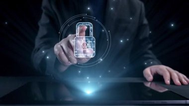 Veri güvenliğinin görsel bir temsili dijital bir kilit ve tablet üzerindeki eller, günümüz teknolojisi tarafından korunan dünyada siber korumanın önemini simgeliyor. Dörtgen