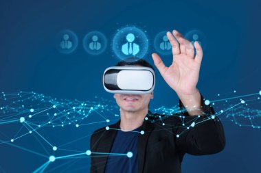 İş adamı ağ kurar, değerli bağlantılar kurar. Profesyonel ağı ve fırsatları genişletmek için etkili insanlar ağ stratejileri geliştiriyor.