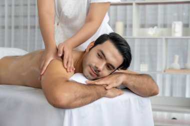 Kafkas erkek müşteri stres önleyici spa masajının keyfini çıkarıyor ve lüks otel veya oteldeki gündüz açık hava ortamında güzellik derisi eğlencesi ile şımartıyor. Sessiz.