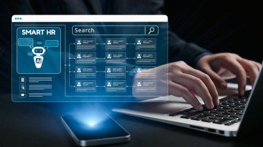 Yapay zeka güdümlü insan kaynakları yönetiminin gelecekteki illüstrasyonu. Bir dizüstü bilgisayar ve akıllı telefon çalışanların veri arama ve yönetimi için gelişmiş bir dijital arayüz sergiliyor. Dörtgen
