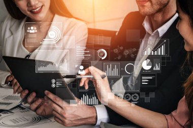 Veri içgörüleri, grafikler ve analizler performansı görselleştirmeye yardımcı olur. Veri stratejiyi yönlendirir, analitik büyümeyi artırır ve veri analitik yoluyla iş sonuçlarını geliştirir. Kefil