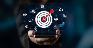 Hedef izleyici analizi, pazarlamayı bölümlendirme, akıllı profil çıkarma ve hedef kitlesinin geliştirilmesi ve kampanya verimliliği için kişiselleştirilmiş stratejiler ile geliştirir. Latch