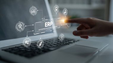 ERP platformu, kurumsal kaynak planlaması, entegrasyon, veri akışı, iş verimliliği, finans, envanter ve insan kaynaklarının iyileştirilmesi için merkezi sistemi göstermektedir. Eğri