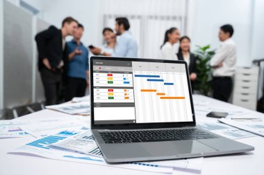 Ekip projesinin zaman çizelgesini gösteren bilgisayar ekranında canlı iş projesi yönetimi için proje planlama yazılımı