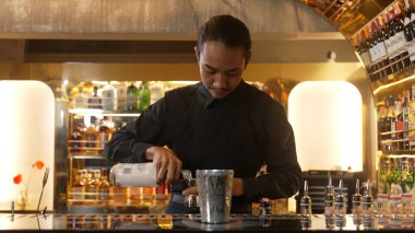 Asyalı barmenin karışık kokteyl likörünü likör karışımına katması, özel reklamı yaratıcı, canlandırıcı, bar lüksünde canlandırıcı bir vitrin haline getiriyor. Vinosity.