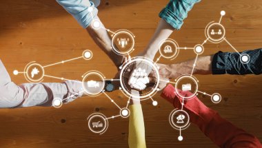 Bu resim, dijital simgelerle çevrili, elleri bir araya gelen işbirlikçi takım çalışmalarını sergiliyor. Modern bağlamda yenilikçi iş çözümleri ve B2B katılımı temsil etmektedir. Dostluk