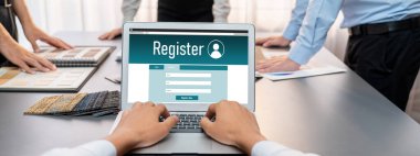 Masadaki bir grup iç mimar takımı dizüstü bilgisayarında mimari yazılım bulunan çeşitli ruh hali tahtası örneklerini seçiyor. Modern yenileme ve iç malzeme seçimi konsepti. İçgörü