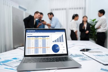 Hesap tablosu bilgi finansal başlangıç kavramı. Çevrimiçi analiz projesi için hesap tablosu belgelerinde veri ve grafikler