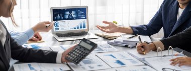 İş zekası ve veri analizi kavramı. Analizci ekibi laptop ekranında finansal veri analizi üzerinde çalışıyor. Etkili iş stratejik planlama için pazarlama göstergesi olarak. İçgörü