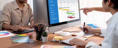 Ekip projesinin zaman çizelgesini gösteren bilgisayar ekranında canlı iş projesi yönetimi için proje planlama yazılımı