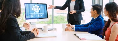 CRM işletme ve işletme için modern bilgisayarda müşteri ilişkileri yönetim sistemi