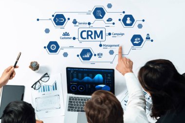 Etkili pazarlama kampanyaları için veri ve stratejileri analiz ederken müşteri ilişkileri yönetimini tartışan dinamik bir iş toplantısı. Dostluk