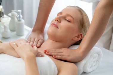 Kafkasyalı kadın müşteri stres önleyici spa masajının keyfini çıkarıyor ve lüks otel ya da oteldeki gündüz açık ortam güzellik salonunda güzellik teniyle eğleniyor. Sessiz.