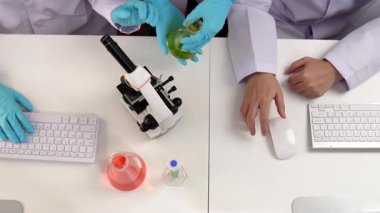 Bilimsel uzmanlığa, laboratuvar ekipmanlarına ve yenilikçi tıbbi biyoteknoloji yazılımına sahip laboratuvar sağlık araştırma ekibi yeni ilaçlar araştırıyor, tedavi geliştiriyor. Ağır çekim. Katı.