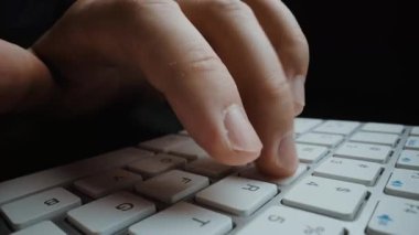 Bilgisayar klavyesinde elleri ve parmaklarıyla yazı yazan yakın plan bir adam. Makro yumuşak odaklı bebek çekimi. Bilgisayar programlama, mesajlaşma çevrimiçi mesajlaşma ve çevrimiçi pazarlama işi konsepti. Topla