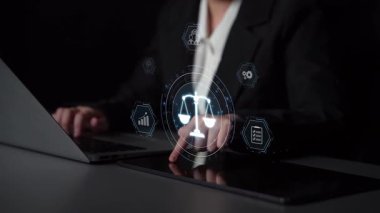 Adalet ölçeğini gösteren fütürist dijital hukuk arayüzü, dijital hukukun altını çizen, AI uyumu, dijital hukuk sistemleri ve güvenli yönetim için dijital hukuk düzenlemeleri. Muxer