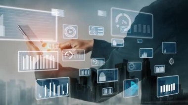 Modern iş anlayışları ve istatistiksel eğilimleri vurgulayarak, bir şehir manzarası üzerinde odaklanmış, dinamik bir dijital arayüz veri analizlerini gösteriyor. Xenic