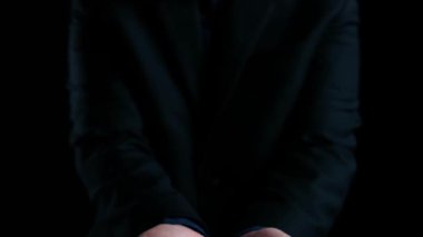 AI toplumu dönüştürüyor, önemli etik soruları gündeme getiriyor. Yapay zeka dizaynındaki ahlak kuralları adaleti sağlar. Yapay zeka etiği sorumlu kararları destekliyor. Yapay zeka gücünü güçlü etiklerle dengelemek çok önemli. Elide