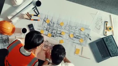 Profesyonel mimar mühendis ekibinin inşaat çalışmalarını göstermesi ve tartışması zaman aldı. Farklı insanlardan oluşan bir grup plan ve tasarım için birlikte çalışıyorlar. Hizalama.