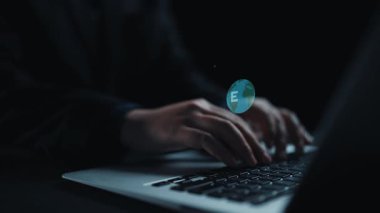 Çevresel sürdürülebilirlikteki teknolojik rolünü gösteren ekoloji ve yenilenebilir enerjiyi gösteren grafiklerle çevrili bir dizüstü bilgisayarda yazı yazan ellerin yakın plan görüntüsü. Dörtgen