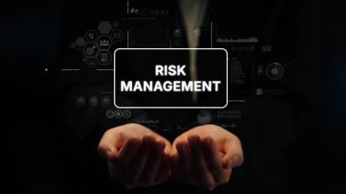 Dijital Arayüz Elementleri ve Karanlık Çevredeki Veri Görselleştirme Grafikleriyle Elleri Tutan Risk Yönetimi Konsepti. Asemptotik akıllı veri analitiği.