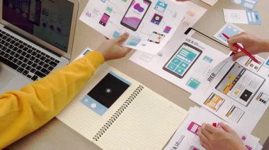 Mobil uygulama ya da web sitesi için kullanıcı arayüzü prototipi planlayan şirket çalışanlarının panorama videosu. UX UI tasarım beyin fırtınası kullanıcı dostu arayüz planı tasarlıyor. Sinerjik