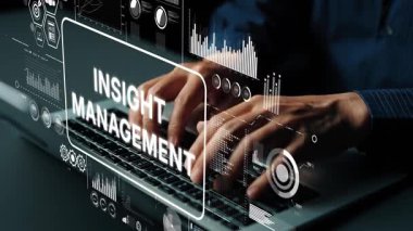 İşletme Görüş Yönetimi Görselleştirmesinde Dijital Grafikler ve Verilerle Klavyeye Odaklanmış Eller Yazıyor. Asemptotik akıllı veri analitiği.