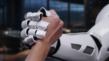 Bir el, modern bir ofiste veri transferini temsil eden dijital sembollerin arasında parlayan bir klasör simgesi tutuyor. Bu video veri yönetimi ve bulut depolamasında yeniliğin göstergesidir. Auvana