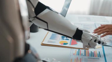 Kurumsal planlama ve stratejiyi optimize etmek için profesyonellere gerçek zamanlı içgörü sağlayan yapay zeka geliştirilmiş analitikler. Noogenesis Yapay Zeka