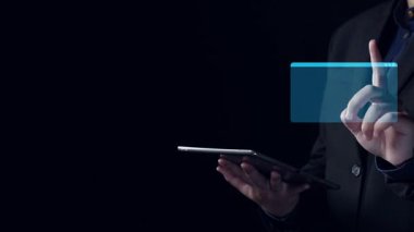 Programcı, gösterişli ve profesyonel bir ortamda çeşitli programlama dillerini ve modern teknolojiyi vurgulayan bir dijital arayüzle kodla bağlantı kuruyor. Dörtgen