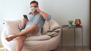 Elinde kahve fincanı olan orta yaşlı bir adam telefon arama verilerini kullanarak kanepeye oturur, çocukları iyi bir baba ya da eğlence olarak yetiştirir. İşadamı teknolojiyi kolaylık için kullanır. Uyumsuzluk.