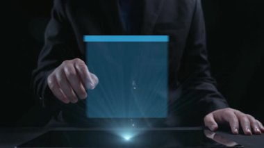 HTML, Python, Java ve C. Qubit gibi çeşitli kodlama dillerini gösteren, bir tablet üzerinde gösterilen gelecekçi programlama arayüzünün aktif bir görüntüsü