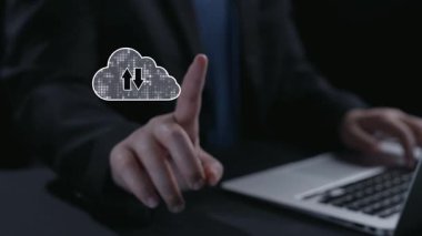 Bir dizüstü bilgisayara yükleme ve indirme işlemlerini gösteren bulut deposunun görsel temsili. Modern bir çalışma alanında dijital dosyaların kusursuz transferini vurgular. Dörtgen