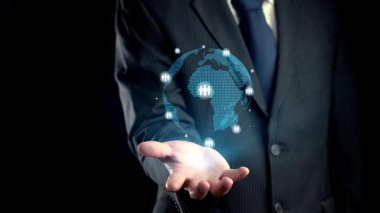Bir işadamı, uzanan elinin üzerinde modern iş iletişimi ve küresel işbirliğini sembolize eden sanal bir insan ağı sergiliyor. Dörtgen