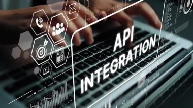 Laptop Klavyesinde, API Entegrasyon ve Teknoloji Konseptlerini temsil eden Dijital Kaplama ile Eller Yazıyor. Asemptotik akıllı veri analitiği.