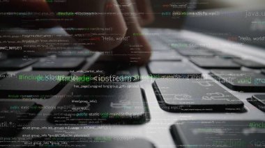 Bu stok fotoğrafı, dijital yenilik ve teknolojinin özünü gösteren programlama kod elemanlarıyla örtülü bir klavyede el yazısının yakın plan görüntüsünü yakalıyor. Xenic